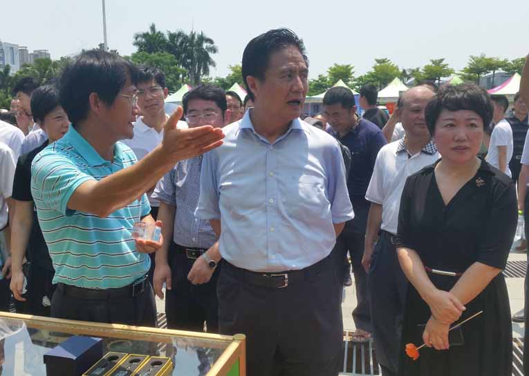 省委书记罗保铭在省教育厅厅长曹献坤的陪同下参观九游在线注册2016年职业教育活动周展区